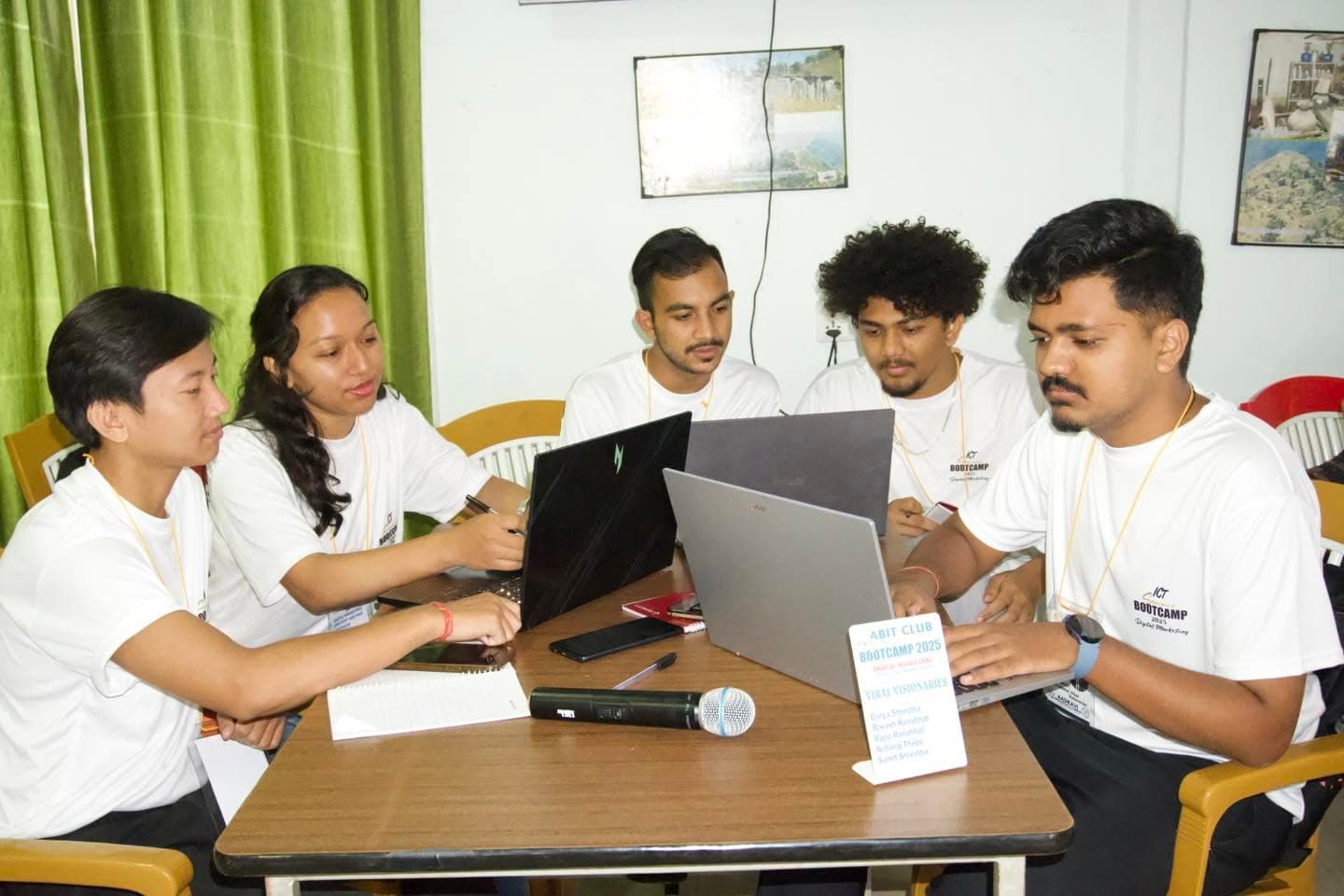 Bootcamp team collaborating on their digital marketing project