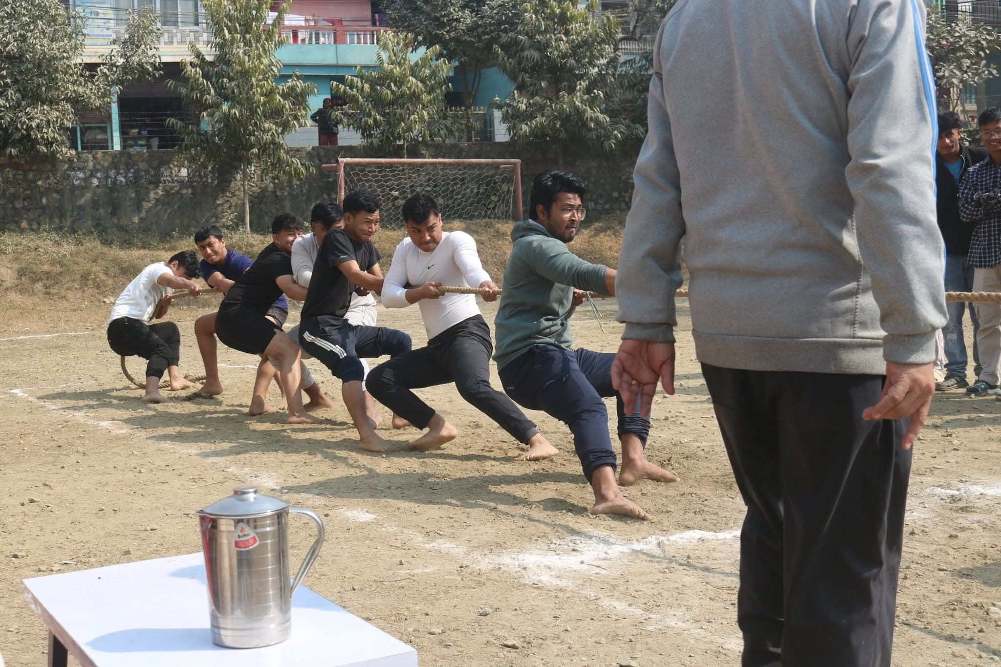 Holding the line in the tug of war
