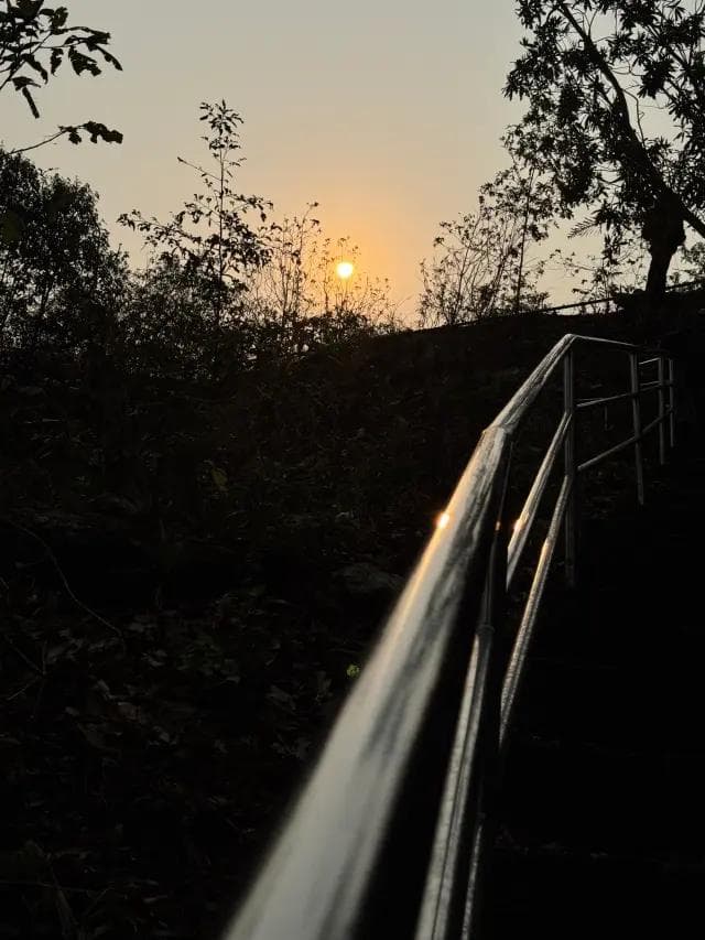 Sunrise over the ridge above TutePani