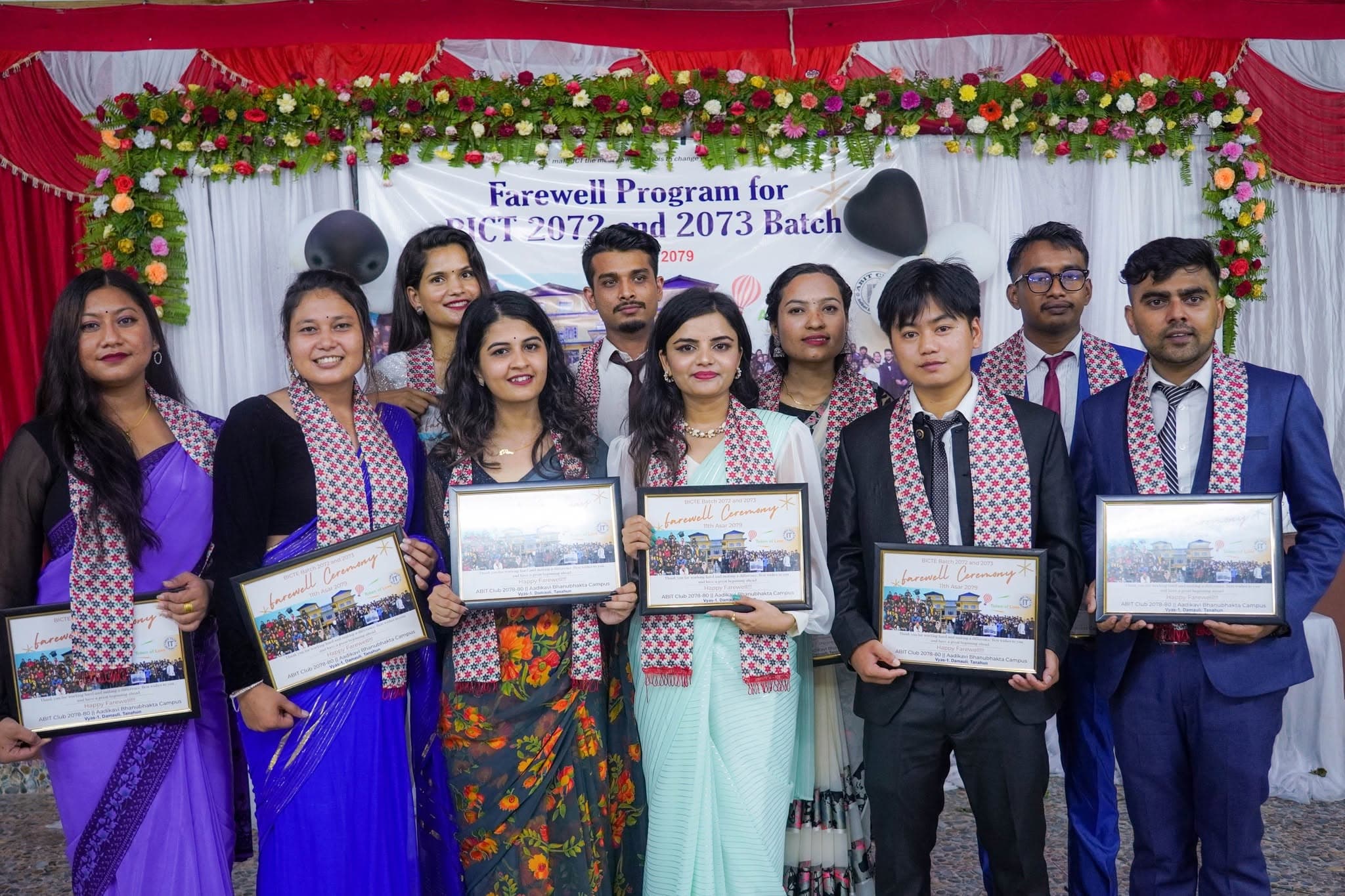 Graduating students with their farewell frames